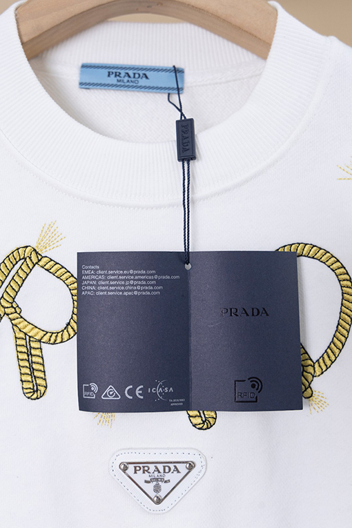 プラダ PRADA ツイストネックレスとアイアンロゴ刺繍のラウンドネックスパーカー