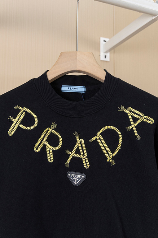 プラダ PRADA ツイストネックレスとアイアンロゴ刺繍のラウンドネックスパーカー