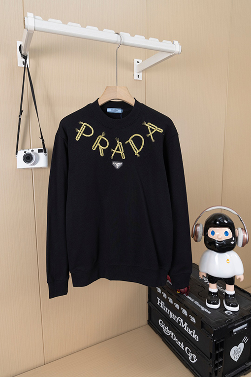 プラダ PRADA ツイストネックレスとアイアンロゴ刺繍のラウンドネックスパーカー