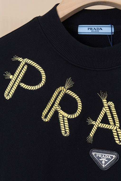 プラダ PRADA ツイストネックレスとアイアンロゴ刺繍のラウンドネックスパーカー