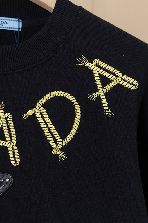 プラダ PRADA ツイストネックレスとアイアンロゴ刺繍のラウンドネックスパーカー