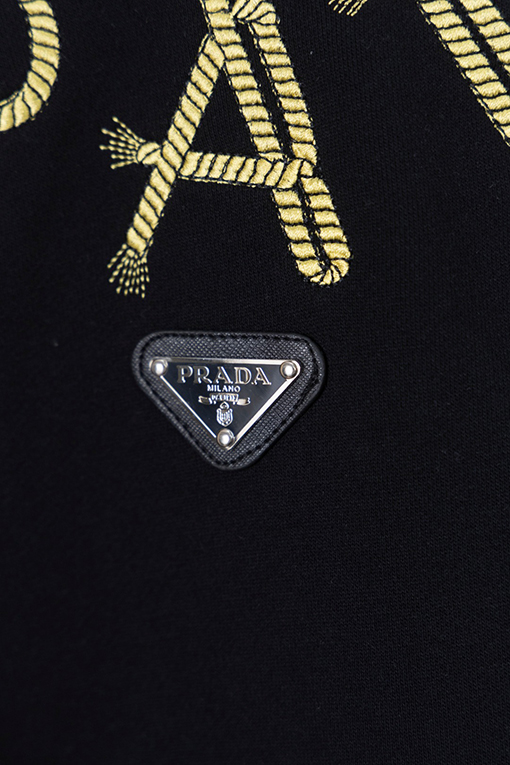 プラダ PRADA ツイストネックレスとアイアンロゴ刺繍のラウンドネックスパーカー