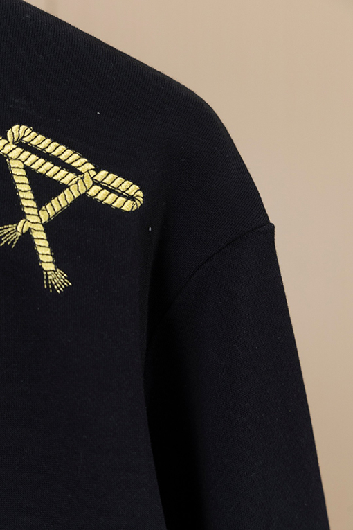 プラダ PRADA ツイストネックレスとアイアンロゴ刺繍のラウンドネックスパーカー