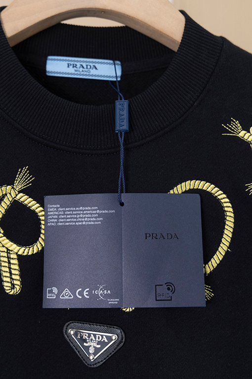 プラダ PRADA ツイストネックレスとアイアンロゴ刺繍のラウンドネックスパーカー