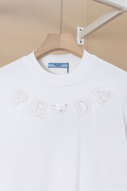 プラダコピー PRADA ネックレスパッチ アイアンロゴ 刺繍 クルーネックスパーカー