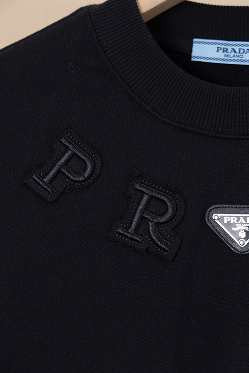 プラダコピー PRADA ネックレスパッチ アイアンロゴ 刺繍 クルーネックスパーカー