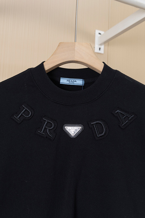 プラダコピー PRADA ネックレスパッチ アイアンロゴ 刺繍 クルーネックスパーカー