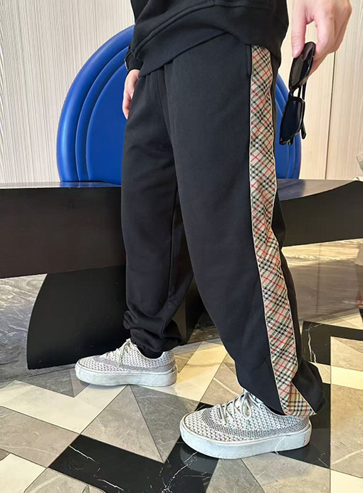 バーバリー チェックウェビング刺繍スウェットパンツ