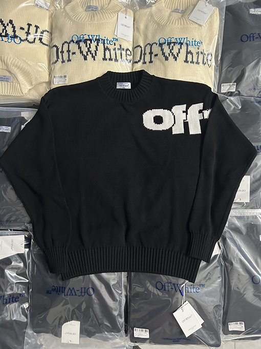 オフホワイト OFF-WHITE フロントとバックにモノグラム柄が入ったクルーネックセーター