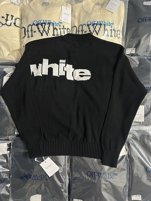 オフホワイト OFF-WHITE フロントとバックにモノグラム柄が入ったクルーネックセーター