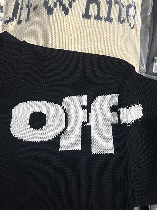 オフホワイト OFF-WHITE フロントとバックにモノグラム柄が入ったクルーネックセーター