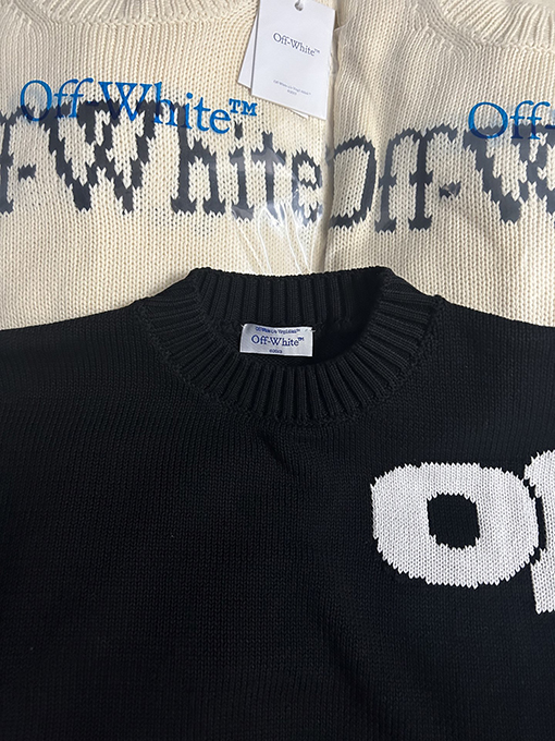 オフホワイト OFF-WHITE フロントとバックにモノグラム柄が入ったクルーネックセーター