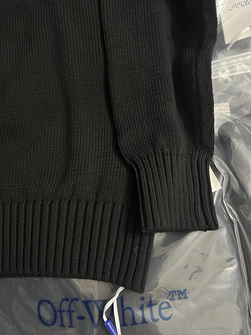 オフホワイト OFF-WHITE フロントとバックにモノグラム柄が入ったクルーネックセーター