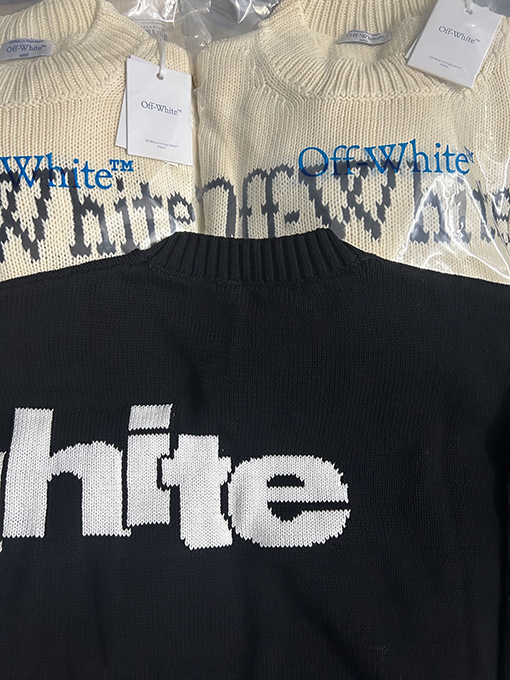オフホワイト OFF-WHITE フロントとバックにモノグラム柄が入ったクルーネックセーター
