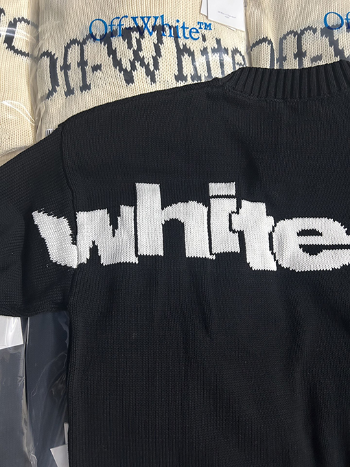 オフホワイト OFF-WHITE フロントとバックにモノグラム柄が入ったクルーネックセーター