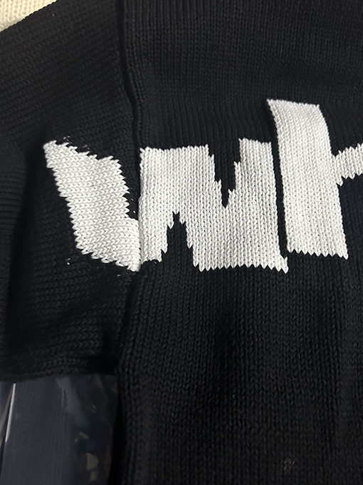 オフホワイト OFF-WHITE フロントとバックにモノグラム柄が入ったクルーネックセーター