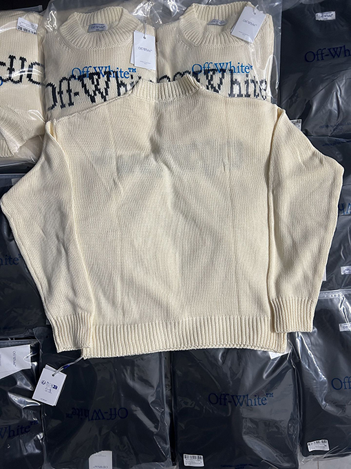 オフホワイトスーパーコピー OFF-WHITE 胸に文字が入ったクルーネックセーター
