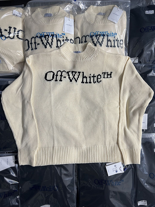 オフホワイトスーパーコピー OFF-WHITE 胸に文字が入ったクルーネックセーター