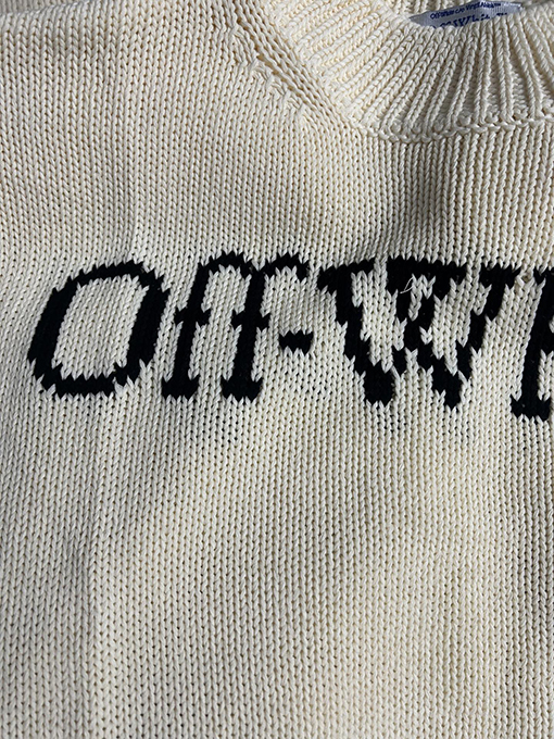 オフホワイトスーパーコピー OFF-WHITE 胸に文字が入ったクルーネックセーター