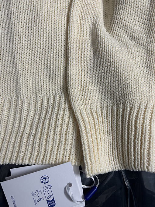 オフホワイトスーパーコピー OFF-WHITE 胸に文字が入ったクルーネックセーター