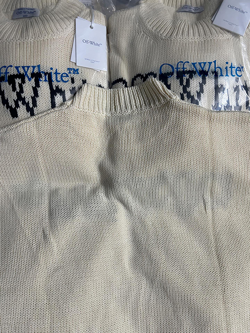 オフホワイトスーパーコピー OFF-WHITE 胸に文字が入ったクルーネックセーター