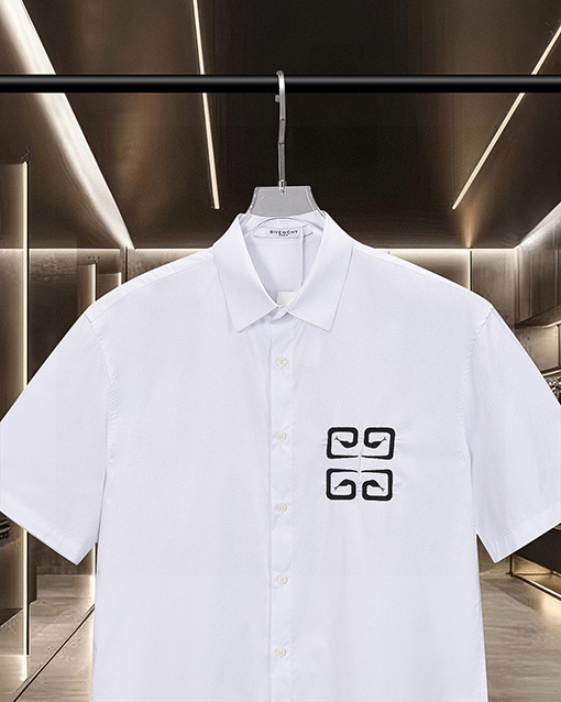 ジバンシイ Givenchy フロントとバックにロゴ刺繍がされた半袖シャツ