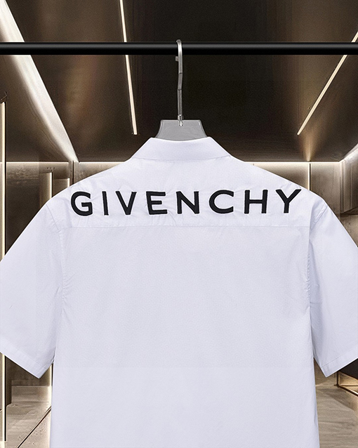 ジバンシイ Givenchy フロントとバックにロゴ刺繍がされた半袖シャツ
