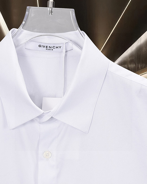 ジバンシイ Givenchy フロントとバックにロゴ刺繍がされた半袖シャツ