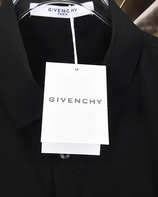 ジバンシイ Givenchy フロントとバックにロゴ刺繍がされた半袖シャツ