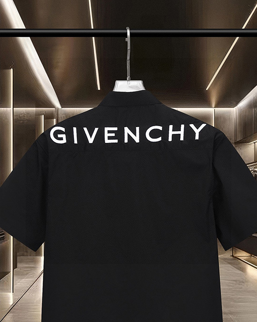 ジバンシイ Givenchy フロントとバックにロゴ刺繍がされた半袖シャツ