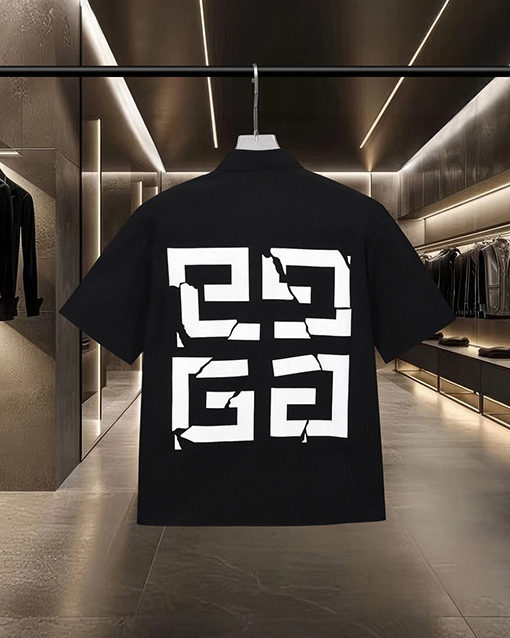 ジバンシイスーパーコピー Givenchy 胸元に割れロゴプリントをした半袖シャツ