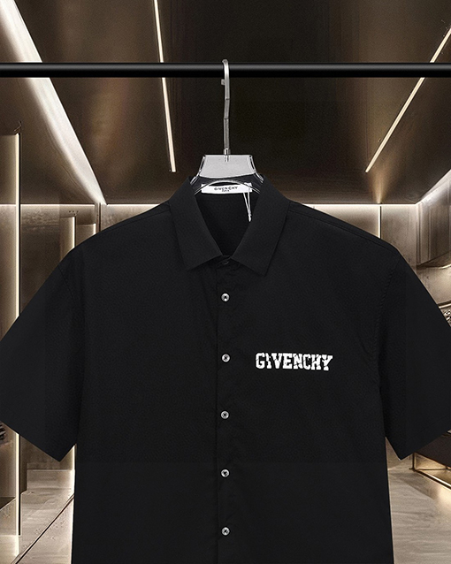 ジバンシイスーパーコピー Givenchy 胸元に割れロゴプリントをした半袖シャツ