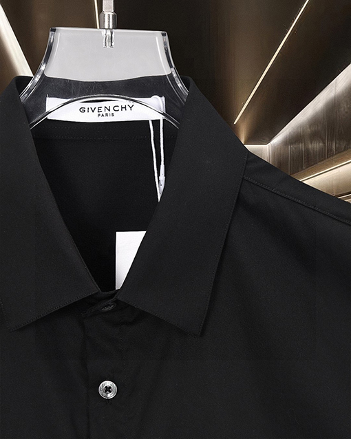 ジバンシイスーパーコピー Givenchy 胸元に割れロゴプリントをした半袖シャツ