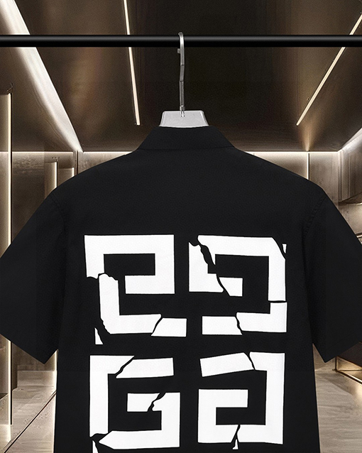 ジバンシイスーパーコピー Givenchy 胸元に割れロゴプリントをした半袖シャツ