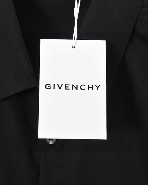 ジバンシイスーパーコピー Givenchy 胸元に割れロゴプリントをした半袖シャツ