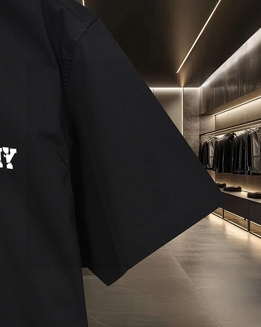 ジバンシイスーパーコピー Givenchy 胸元に割れロゴプリントをした半袖シャツ