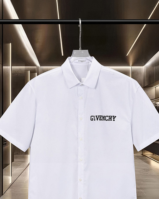 ジバンシイスーパーコピー Givenchy 胸元に割れロゴプリントをした半袖シャツ