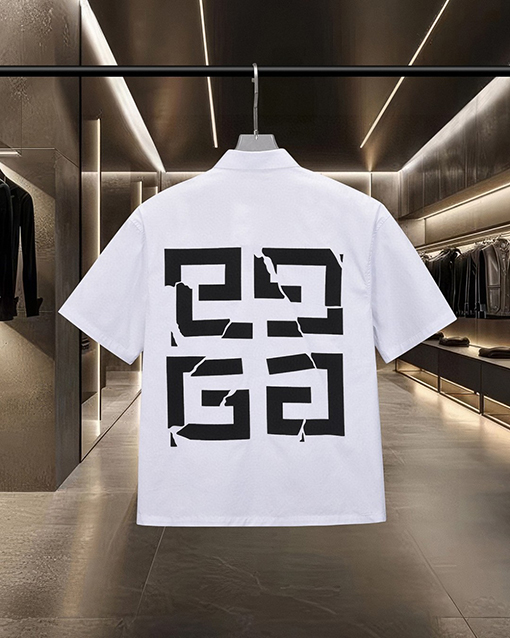 ジバンシイスーパーコピー Givenchy 胸元に割れロゴプリントをした半袖シャツ