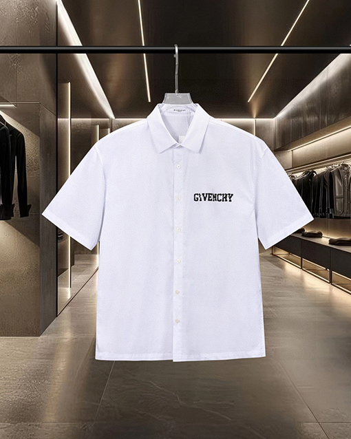 ジバンシイスーパーコピー Givenchy 胸元に割れロゴプリントをした半袖シャツ