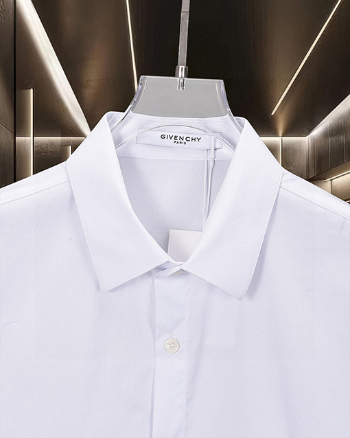 ジバンシイスーパーコピー Givenchy 胸元に割れロゴプリントをした半袖シャツ