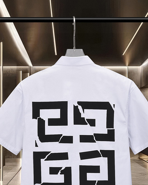 ジバンシイスーパーコピー Givenchy 胸元に割れロゴプリントをした半袖シャツ