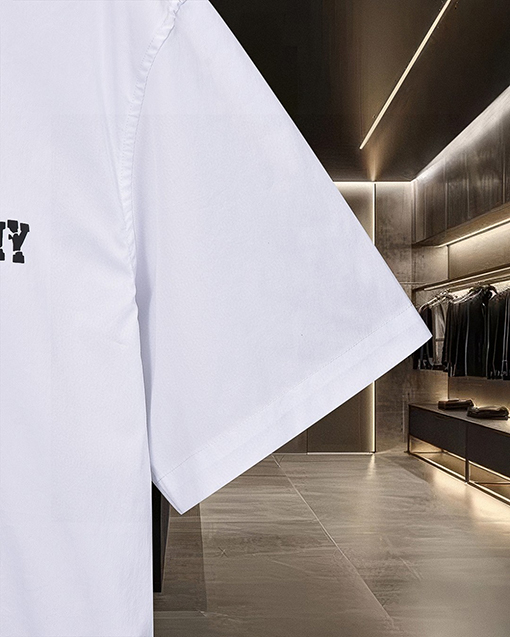 ジバンシイスーパーコピー Givenchy 胸元に割れロゴプリントをした半袖シャツ