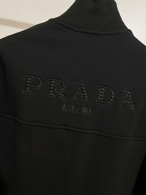プラダ PRADA クラシックなバック刺繍のサンディングフリースジャケット