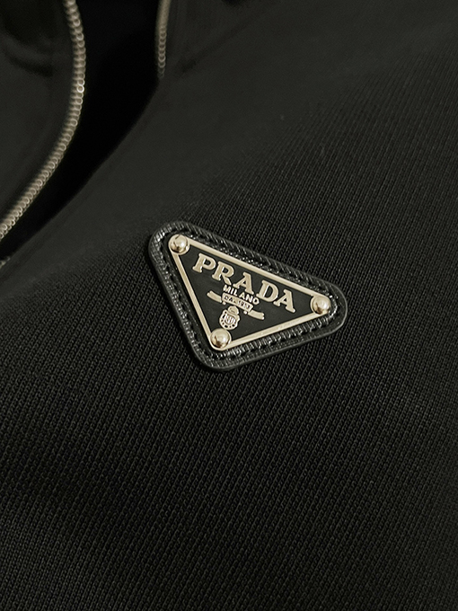 プラダ PRADA クラシックなバック刺繍のサンディングフリースジャケット