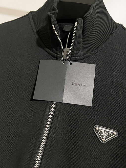 プラダ PRADA クラシックなバック刺繍のサンディングフリースジャケット