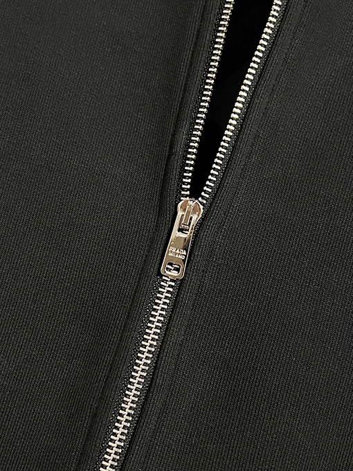 プラダ PRADA クラシックなバック刺繍のサンディングフリースジャケット