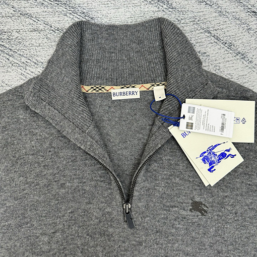 バーバリー 刺繍入りハーフジップタートルネックセーター