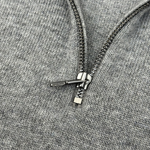 バーバリー 刺繍入りハーフジップタートルネックセーター