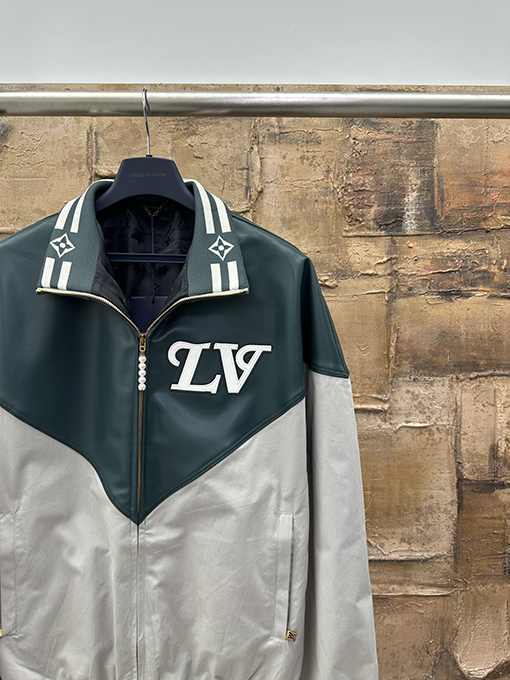 ルイヴィトン LV スタンドカラーのレザーパネルジャケット