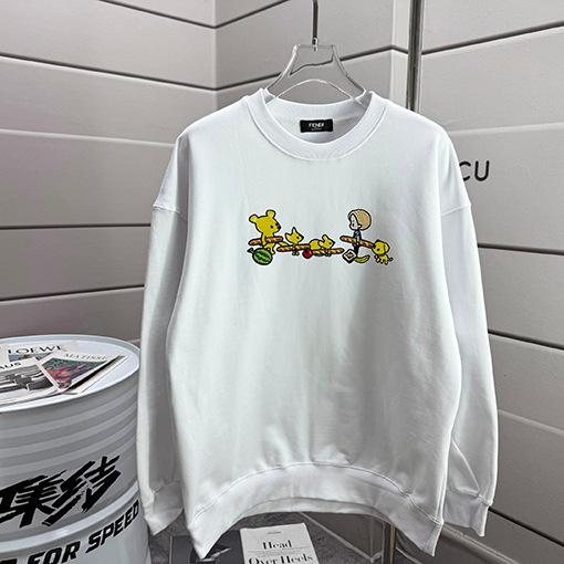 フェンディ 新しいラウンドネックのスパーカー